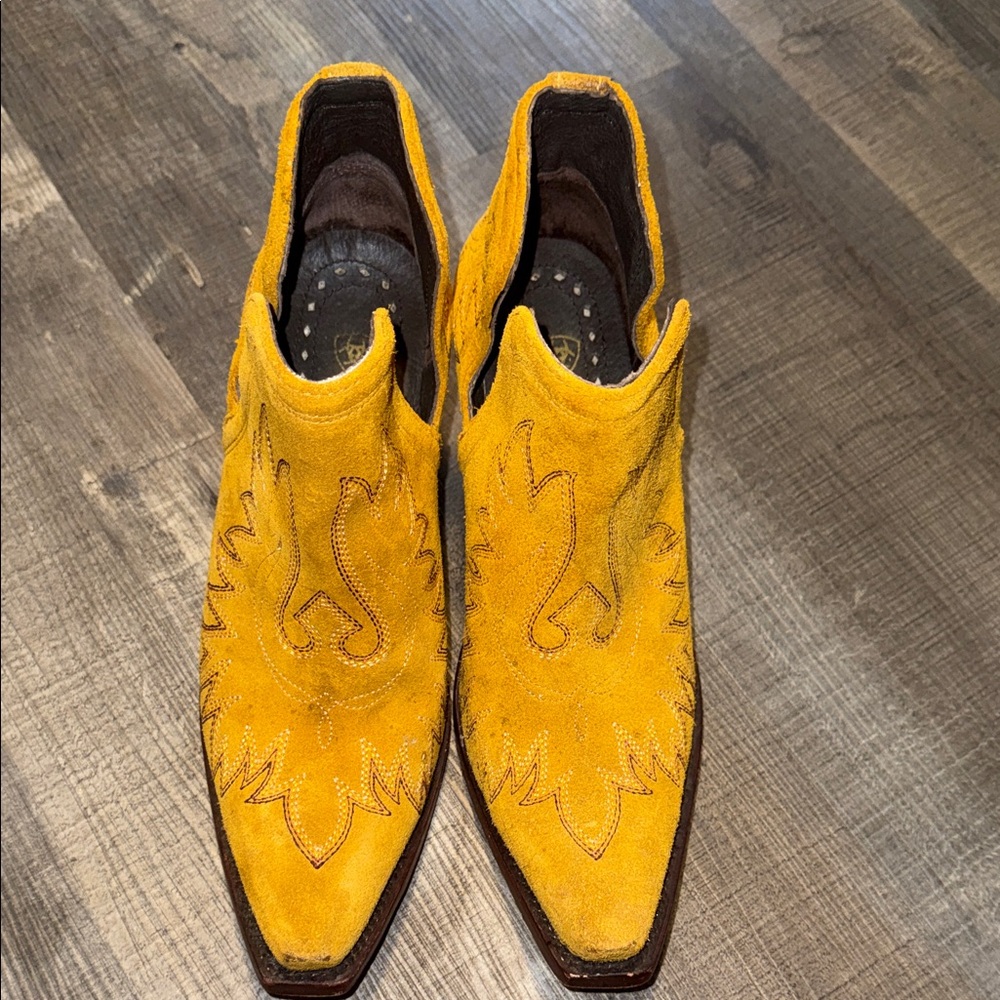 Suede Pointed-Toe Ankle Boots. Ariat. Size 8.
